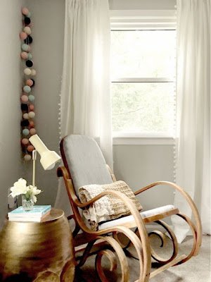 A cadeira de balanço já foi a protagonista de decorações de várias décadas passadas. Ultimamente, ela está de volta, trazendo mais aconchego e personalização aos ambientes. São muito funcionais, servindo para descanso, leituras e, até mesmo, um cochilo no fim do dia e é possível criar diferentes estilos, entre o sofisticado, o clássico ou o rústico.