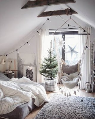 A cadeira de balanço já foi a protagonista de decorações de várias décadas passadas. Ultimamente, ela está de volta, trazendo mais aconchego e personalização aos ambientes. São muito funcionais, servindo para descanso, leituras e, até mesmo, um cochilo no fim do dia e é possível criar diferentes estilos, entre o sofisticado, o clássico ou o rústico.