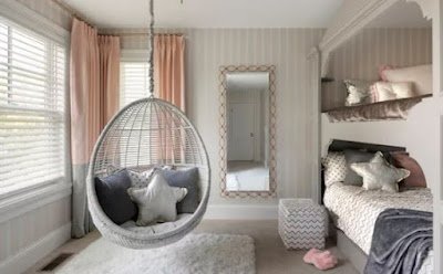 A cadeira de balanço já foi a protagonista de decorações de várias décadas passadas. Ultimamente, ela está de volta, trazendo mais aconchego e personalização aos ambientes. São muito funcionais, servindo para descanso, leituras e, até mesmo, um cochilo no fim do dia e é possível criar diferentes estilos, entre o sofisticado, o clássico ou o rústico.