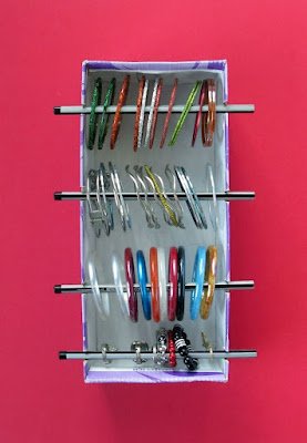 Quando você tem uma pilha de caixas de papelão no canto a reciclagem é uma opção, mas antes de quebrar essas caixas, dê uma olhada nesses projetos supercriativos e divertidos que transformam o papelão em algo útil e / ou linda.