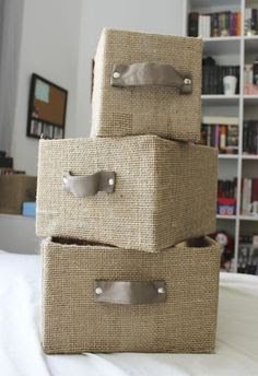 Quando você tem uma pilha de caixas de papelão no canto a reciclagem é uma opção, mas antes de quebrar essas caixas, dê uma olhada nesses projetos supercriativos e divertidos que transformam o papelão em algo útil e / ou linda.