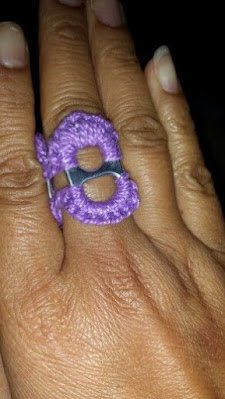 Da mesma forma que as tampas de garrafas, jornais, vidros, fios e até sacolas plásticas podem se transformar em brincos, colares e pingentes.  Desde produtos pequenos como um brinco até grandes colares podem ser adornados com produtos reutilizados e ficam tão bonitos quanto os comercializados em grande escala.  A reciclagem é uma alquimia, uma transformação magnifica, que o lixo vira matéria prima na mão do artista e o resultado pode ser surpreendente.