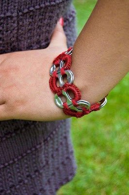 Da mesma forma que as tampas de garrafas, jornais, vidros, fios e até sacolas plásticas podem se transformar em brincos, colares e pingentes.  Desde produtos pequenos como um brinco até grandes colares podem ser adornados com produtos reutilizados e ficam tão bonitos quanto os comercializados em grande escala.  A reciclagem é uma alquimia, uma transformação magnifica, que o lixo vira matéria prima na mão do artista e o resultado pode ser surpreendente.