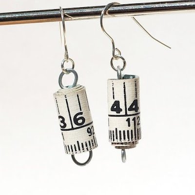 Da mesma forma que as tampas de garrafas, jornais, vidros, fios e até sacolas plásticas podem se transformar em brincos, colares e pingentes.  Desde produtos pequenos como um brinco até grandes colares podem ser adornados com produtos reutilizados e ficam tão bonitos quanto os comercializados em grande escala.  A reciclagem é uma alquimia, uma transformação magnifica, que o lixo vira matéria prima na mão do artista e o resultado pode ser surpreendente.