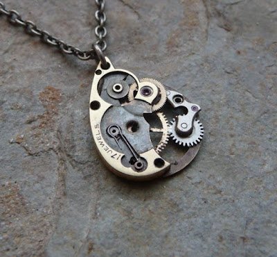 Da mesma forma que as tampas de garrafas, jornais, vidros, fios e até sacolas plásticas podem se transformar em brincos, colares e pingentes.  Desde produtos pequenos como um brinco até grandes colares podem ser adornados com produtos reutilizados e ficam tão bonitos quanto os comercializados em grande escala.  A reciclagem é uma alquimia, uma transformação magnifica, que o lixo vira matéria prima na mão do artista e o resultado pode ser surpreendente.