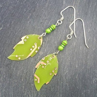 Da mesma forma que as tampas de garrafas, jornais, vidros, fios e até sacolas plásticas podem se transformar em brincos, colares e pingentes.  Desde produtos pequenos como um brinco até grandes colares podem ser adornados com produtos reutilizados e ficam tão bonitos quanto os comercializados em grande escala.  A reciclagem é uma alquimia, uma transformação magnifica, que o lixo vira matéria prima na mão do artista e o resultado pode ser surpreendente.