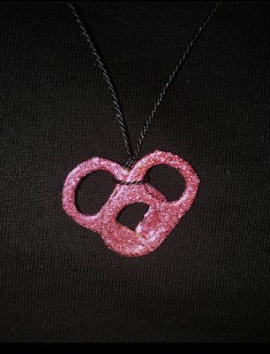 Da mesma forma que as tampas de garrafas, jornais, vidros, fios e até sacolas plásticas podem se transformar em brincos, colares e pingentes.  Desde produtos pequenos como um brinco até grandes colares podem ser adornados com produtos reutilizados e ficam tão bonitos quanto os comercializados em grande escala.  A reciclagem é uma alquimia, uma transformação magnifica, que o lixo vira matéria prima na mão do artista e o resultado pode ser surpreendente.