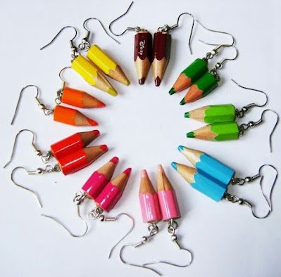 Da mesma forma que as tampas de garrafas, jornais, vidros, fios e até sacolas plásticas podem se transformar em brincos, colares e pingentes.  Desde produtos pequenos como um brinco até grandes colares podem ser adornados com produtos reutilizados e ficam tão bonitos quanto os comercializados em grande escala.  A reciclagem é uma alquimia, uma transformação magnifica, que o lixo vira matéria prima na mão do artista e o resultado pode ser surpreendente.