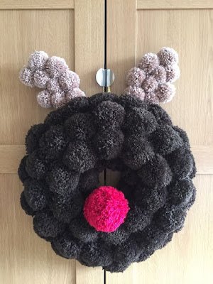 E quando falamos sobre enfeites de Páscoa é importante lembrar que são infinitos os modelos que podem ser confeccionados, pois podem ser desde os charmoso enfeite de porta, passando pelos arranjos usados como enfeite de Páscoa para mesa, até mesmo itens artesanais em EVA, madeira, papelão, tecido, em feltro e todo e qualquer material que você tiver a sua disposição.