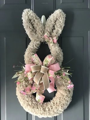 E quando falamos sobre enfeites de Páscoa é importante lembrar que são infinitos os modelos que podem ser confeccionados, pois podem ser desde os charmoso enfeite de porta, passando pelos arranjos usados como enfeite de Páscoa para mesa, até mesmo itens artesanais em EVA, madeira, papelão, tecido, em feltro e todo e qualquer material que você tiver a sua disposição.