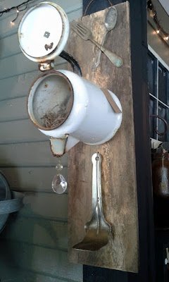 O importante é colocar a casinha de passarinho numa altura suficiente para evitar que animais de estimação, como gatos ou cães, perturbem os pássaros.    Seguindo a tendência de sustentabilidade, escolha algum objeto inutilizado de sua residência, como xícaras, chaleira e cabaças, e forre com fibra de coco ou pode apostar  em casinhas tradicionais de madeira.