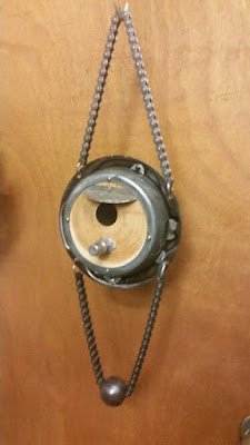 O importante é colocar a casinha de passarinho numa altura suficiente para evitar que animais de estimação, como gatos ou cães, perturbem os pássaros.    Seguindo a tendência de sustentabilidade, escolha algum objeto inutilizado de sua residência, como xícaras, chaleira e cabaças, e forre com fibra de coco ou pode apostar  em casinhas tradicionais de madeira.