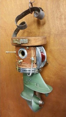 O importante é colocar a casinha de passarinho numa altura suficiente para evitar que animais de estimação, como gatos ou cães, perturbem os pássaros.    Seguindo a tendência de sustentabilidade, escolha algum objeto inutilizado de sua residência, como xícaras, chaleira e cabaças, e forre com fibra de coco ou pode apostar  em casinhas tradicionais de madeira.