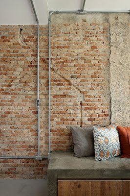 O conceito de tubulação aparente é atraente se seguir o estilo industrial para valorizar a decoração. Preze pelo equilíbrio e inspire-se nesse estilo para deixar qualquer cômodo da casa mais elegante.