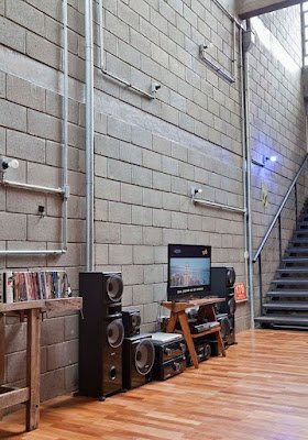 O conceito de tubulação aparente é atraente se seguir o estilo industrial para valorizar a decoração. Preze pelo equilíbrio e inspire-se nesse estilo para deixar qualquer cômodo da casa mais elegante.