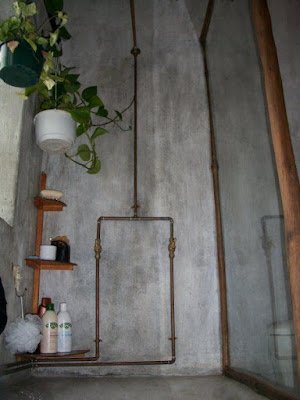 O conceito de tubulação aparente é atraente se seguir o estilo industrial para valorizar a decoração. Preze pelo equilíbrio e inspire-se nesse estilo para deixar qualquer cômodo da casa mais elegante.