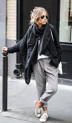 Comfy é uma abreviação para a palavra inglesa comfortable, que significa confortável. Essa tendência rompe com a visão de que, para se estar bem vestido, é necessário usar roupas incômodas.