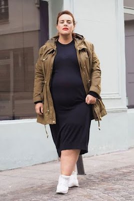 Comfy é uma abreviação para a palavra inglesa comfortable, que significa confortável. Essa tendência rompe com a visão de que, para se estar bem vestido, é necessário usar roupas incômodas.