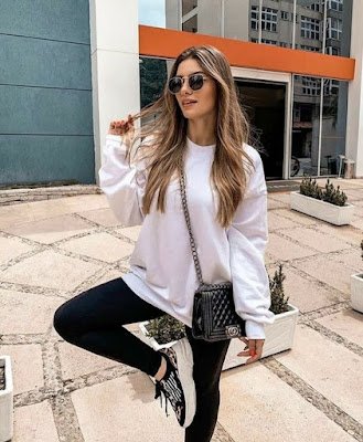 Comfy é uma abreviação para a palavra inglesa comfortable, que significa confortável. Essa tendência rompe com a visão de que, para se estar bem vestido, é necessário usar roupas incômodas.