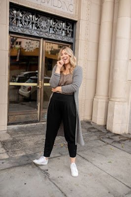 Comfy é uma abreviação para a palavra inglesa comfortable, que significa confortável. Essa tendência rompe com a visão de que, para se estar bem vestido, é necessário usar roupas incômodas.