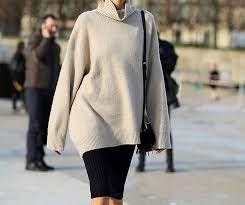 Oversized  Termo em inglês que pode ser traduzido para "tamanhos grandes", o oversized é tendência há algumas temporadas. No inverno, as roupas de modelagem ampla ganham destaque especialmente entre jaquetas e blusões. A ideia é escolher uma peça para ser a estrela do look.