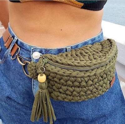 Os pontos de crochê permitem variações impressionantes e motivos que parecem sair do tecido de tão bem feitos. Além de tudo, o crochê é um produto durável que te oferece uma linda bolsa para o resto da vida. Não existem motivos para não se apaixonar pelas bolsas de crochê.