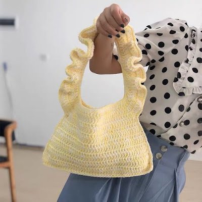 Os pontos de crochê permitem variações impressionantes e motivos que parecem sair do tecido de tão bem feitos. Além de tudo, o crochê é um produto durável que te oferece uma linda bolsa para o resto da vida. Não existem motivos para não se apaixonar pelas bolsas de crochê.