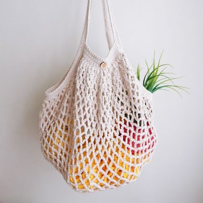 Os pontos de crochê permitem variações impressionantes e motivos que parecem sair do tecido de tão bem feitos. Além de tudo, o crochê é um produto durável que te oferece uma linda bolsa para o resto da vida. Não existem motivos para não se apaixonar pelas bolsas de crochê.