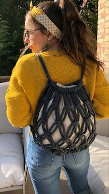 Os pontos de crochê permitem variações impressionantes e motivos que parecem sair do tecido de tão bem feitos. Além de tudo, o crochê é um produto durável que te oferece uma linda bolsa para o resto da vida. Não existem motivos para não se apaixonar pelas bolsas de crochê.