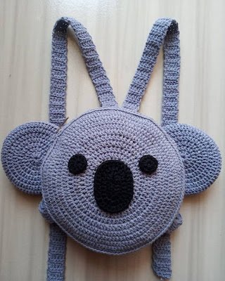 Os pontos de crochê permitem variações impressionantes e motivos que parecem sair do tecido de tão bem feitos. Além de tudo, o crochê é um produto durável que te oferece uma linda bolsa para o resto da vida. Não existem motivos para não se apaixonar pelas bolsas de crochê.