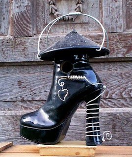 O importante é colocar a casinha de passarinho numa altura suficiente para evitar que animais de estimação, como gatos ou cães, perturbem os pássaros.    Seguindo a tendência de sustentabilidade, escolha algum objeto inutilizado de sua residência, como xícaras, chaleira e cabaças, e forre com fibra de coco ou pode apostar  em casinhas tradicionais de madeira.