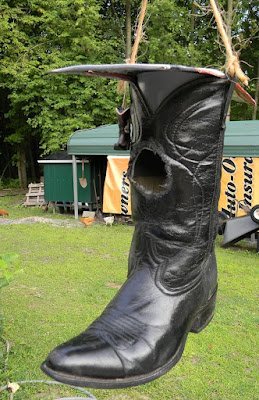 O importante é colocar a casinha de passarinho numa altura suficiente para evitar que animais de estimação, como gatos ou cães, perturbem os pássaros.    Seguindo a tendência de sustentabilidade, escolha algum objeto inutilizado de sua residência, como xícaras, chaleira e cabaças, e forre com fibra de coco ou pode apostar  em casinhas tradicionais de madeira.