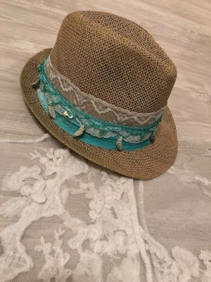 Se você gosta de peças exclusivas e acessórios com uma pegada artesanal, irá curtir essas ideias de chapéis personalizados. Você pode adicionar alguns elementos que remetam ao seu estilo ou ao estilo praiano. Sempre deixando ele bem feminino.