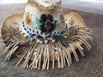 Se você gosta de peças exclusivas e acessórios com uma pegada artesanal, irá curtir essas ideias de chapéis personalizados. Você pode adicionar alguns elementos que remetam ao seu estilo ou ao estilo praiano. Sempre deixando ele bem feminino.