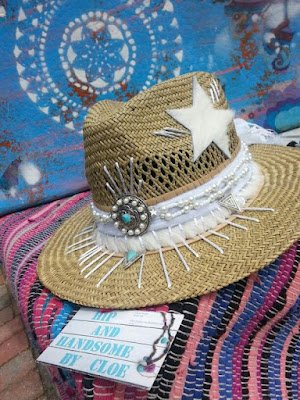 Se você gosta de peças exclusivas e acessórios com uma pegada artesanal, irá curtir essas ideias de chapéis personalizados. Você pode adicionar alguns elementos que remetam ao seu estilo ou ao estilo praiano. Sempre deixando ele bem feminino.