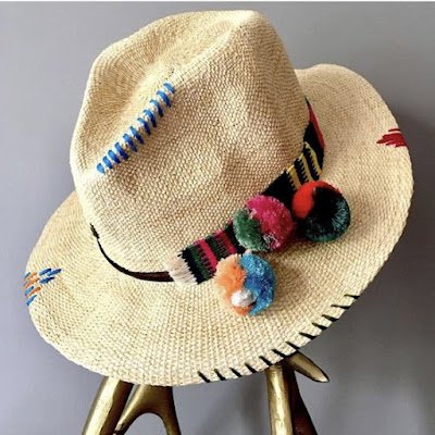 Se você gosta de peças exclusivas e acessórios com uma pegada artesanal, irá curtir essas ideias de chapéis personalizados. Você pode adicionar alguns elementos que remetam ao seu estilo ou ao estilo praiano. Sempre deixando ele bem feminino.