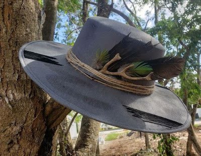 Se você gosta de peças exclusivas e acessórios com uma pegada artesanal, irá curtir essas ideias de chapéis personalizados. Você pode adicionar alguns elementos que remetam ao seu estilo ou ao estilo praiano. Sempre deixando ele bem feminino.