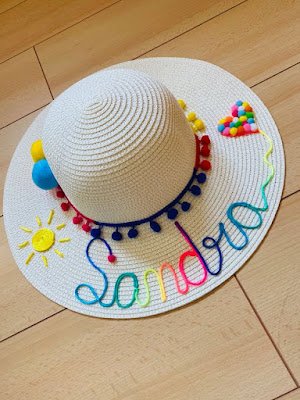 Se você gosta de peças exclusivas e acessórios com uma pegada artesanal, irá curtir essas ideias de chapéis personalizados. Você pode adicionar alguns elementos que remetam ao seu estilo ou ao estilo praiano. Sempre deixando ele bem feminino.