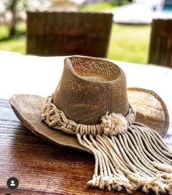 Se você gosta de peças exclusivas e acessórios com uma pegada artesanal, irá curtir essas ideias de chapéis personalizados. Você pode adicionar alguns elementos que remetam ao seu estilo ou ao estilo praiano. Sempre deixando ele bem feminino.