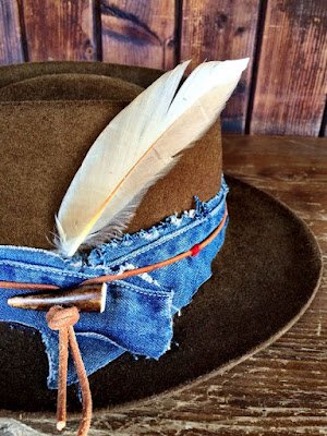 Se você gosta de peças exclusivas e acessórios com uma pegada artesanal, irá curtir essas ideias de chapéis personalizados. Você pode adicionar alguns elementos que remetam ao seu estilo ou ao estilo praiano. Sempre deixando ele bem feminino.