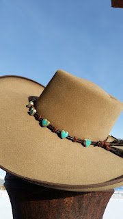 Se você gosta de peças exclusivas e acessórios com uma pegada artesanal, irá curtir essas ideias de chapéis personalizados. Você pode adicionar alguns elementos que remetam ao seu estilo ou ao estilo praiano. Sempre deixando ele bem feminino.