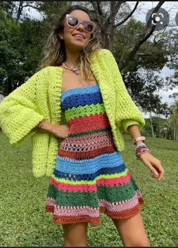 O crochê não precisa ser algo exclusivo para ser usado apenas na moda primavera/verão. Também fica lindo em look's de outono/inverno.