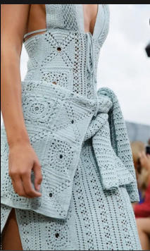 O crochê não precisa ser algo exclusivo para ser usado apenas na moda primavera/verão. Também fica lindo em look's de outono/inverno.