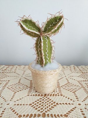 Bem pequenininhos e com muitas opções de formatos e cores essas plantinhas de crochê são lindas opções para decorar qualquer ambiente.