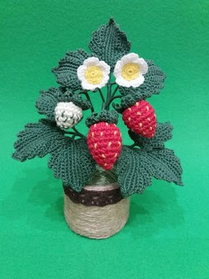 Bem pequenininhos e com muitas opções de formatos e cores essas plantinhas de crochê são lindas opções para decorar qualquer ambiente.