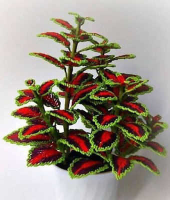 Bem pequenininhos e com muitas opções de formatos e cores essas plantinhas de crochê são lindas opções para decorar qualquer ambiente.