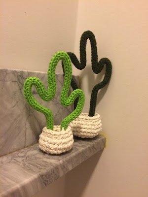 Bem pequenininhos e com muitas opções de formatos e cores essas plantinhas de crochê são lindas opções para decorar qualquer ambiente.