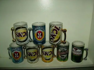 As latinhas de cerveja ou refrigerante fazem muito sucesso quando são transformadas em canecas estilosas e originais.