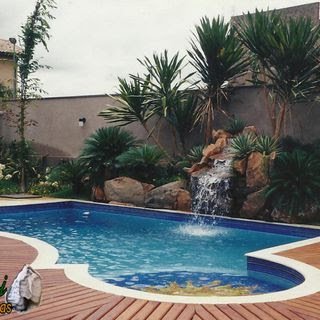 Biofilia: Além do verde das plantas e da oxigenação que isso traz ao ambiente, a água é outro elemento que pode trazer a sensação de frescor à casa.