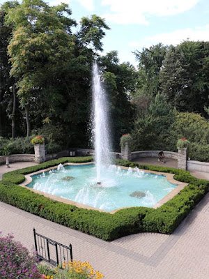 Biofilia: Além do verde das plantas e da oxigenação que isso traz ao ambiente, a água é outro elemento que pode trazer a sensação de frescor à casa.